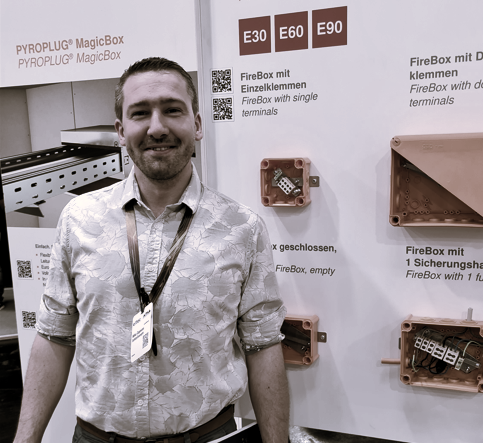 Mike Capesius vor elektrischen Komponenten